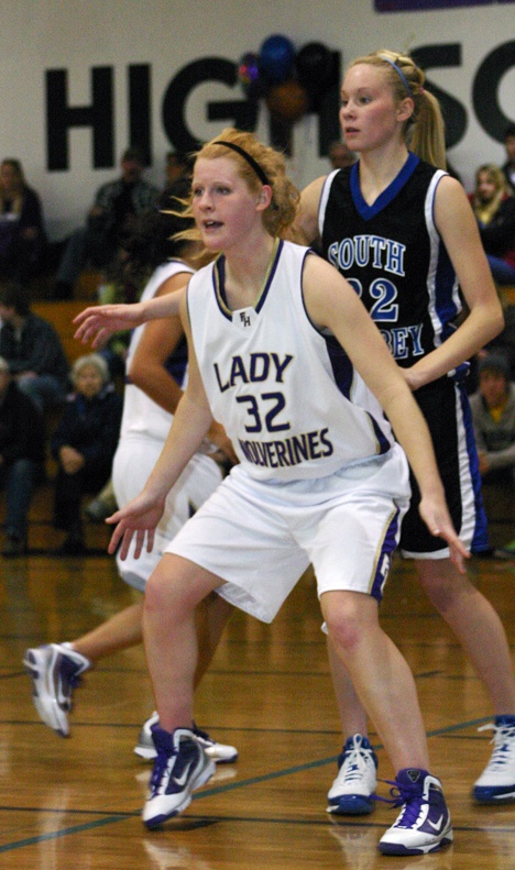 Maggie Andersen (32) prepares to take a pass during the Wolverines’ 51-33 win over South Whidbey