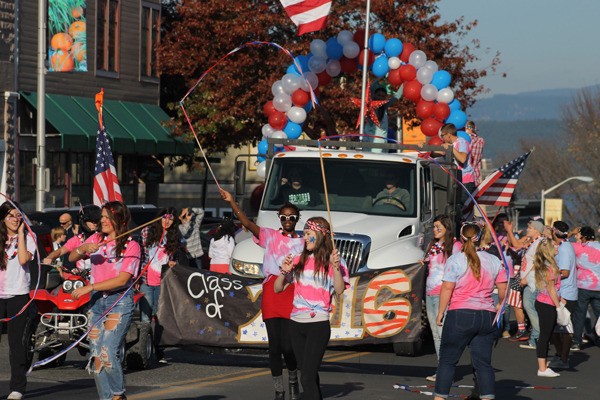 The senior float in the Homecoming 2015 parade