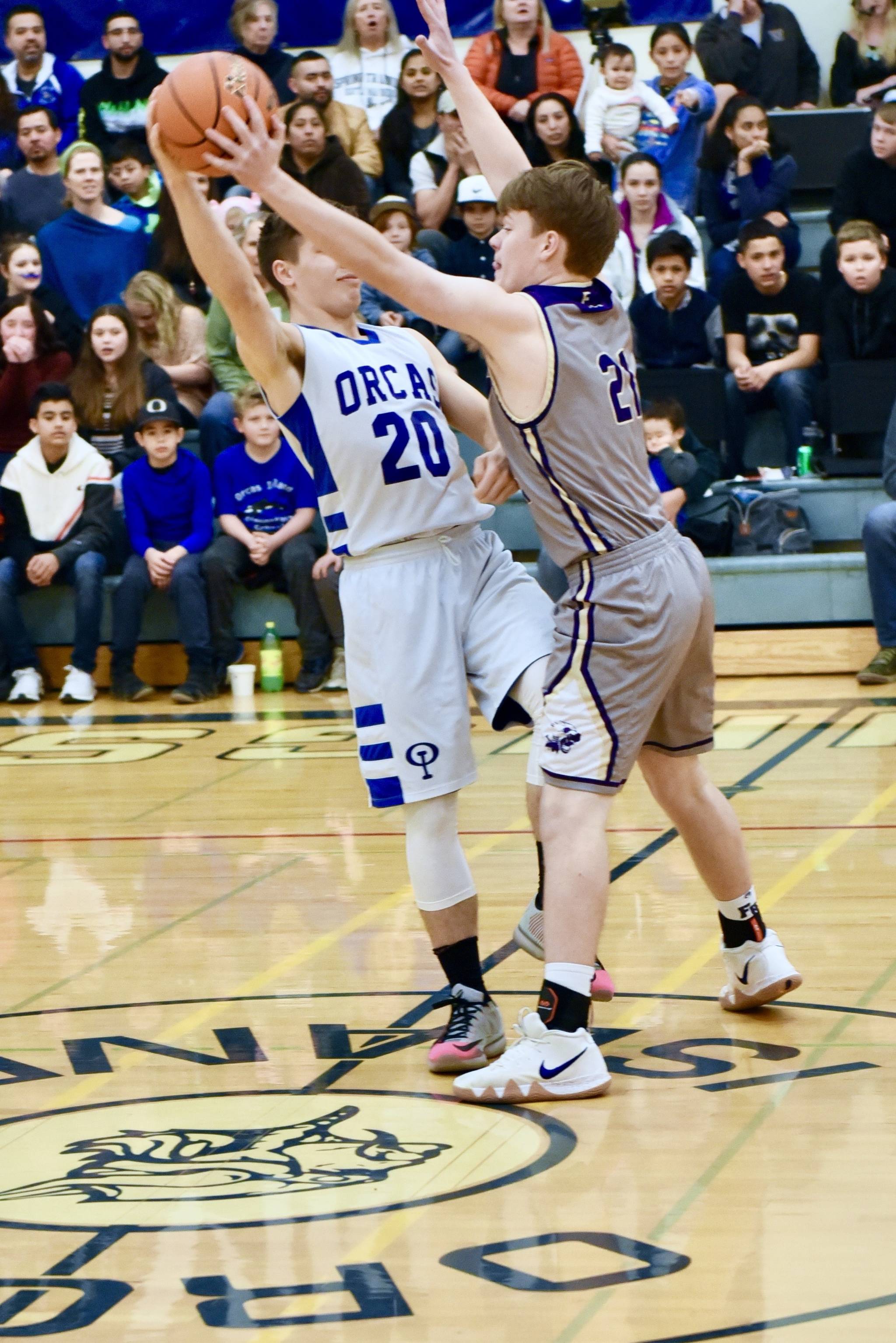 Chase Wilson applies tight defensive pressure on the Vikings.
