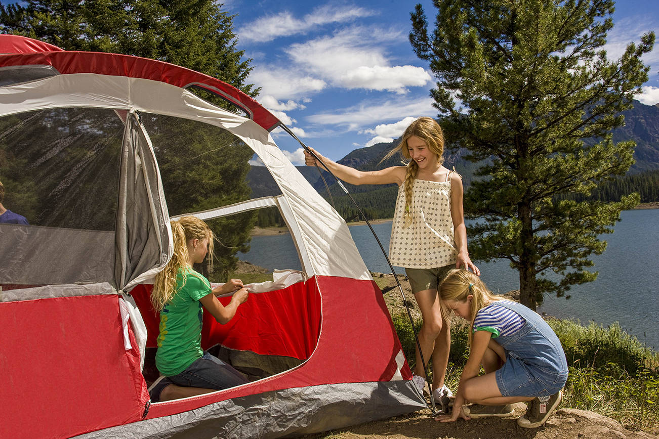 горы туризм палатки. палатка в горах. девушка в походе.