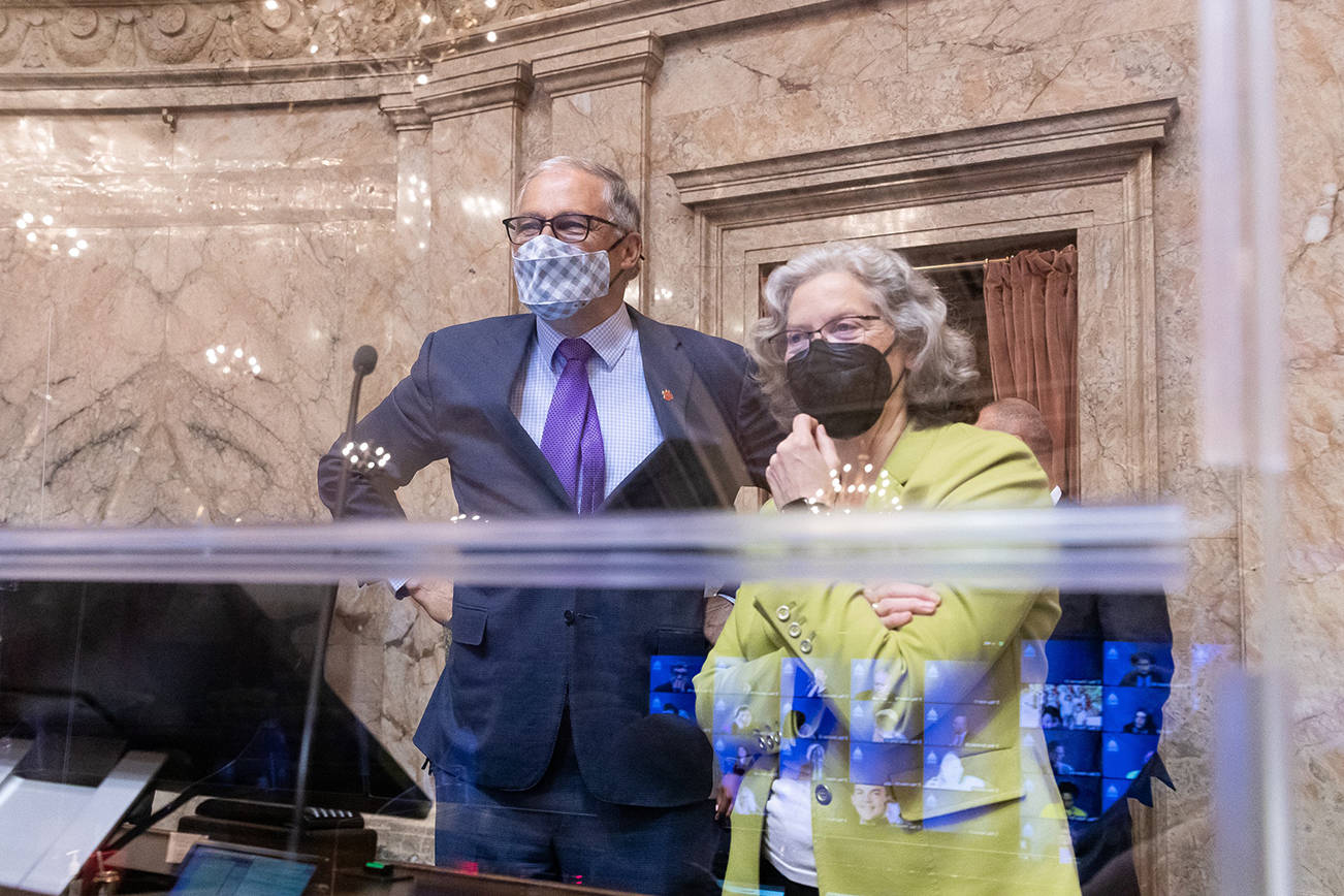 Gov. Jay Inslee joins House Speaker Rep. Laurie Jinkins during the sine die ceremony. (Photo courtesy of Legislative Support Services)