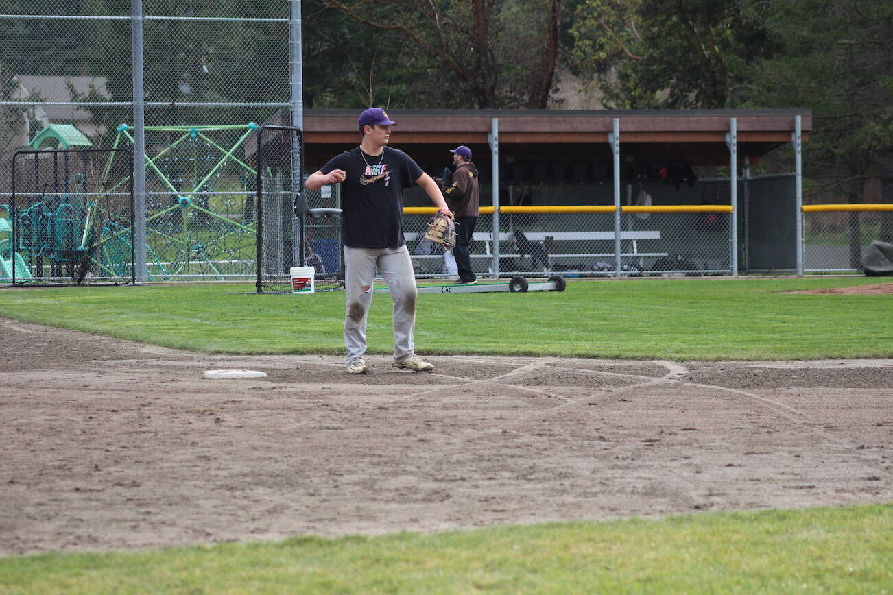 Sienna Boucher/Staff photo
Chris Gustufson pitches the ball at tryouts.