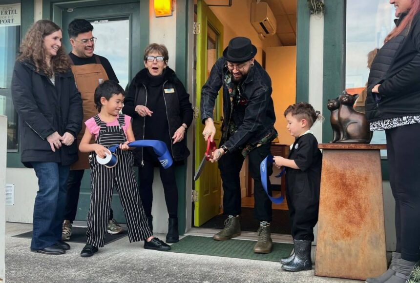 <p>Contributed photo</p>
                                <p>Nate Fihn cuts the ribbon held by his two childen. Chamber Director Becki Day, President Roberto Moya and board member Deborah Hoskins cheer them on. </p>