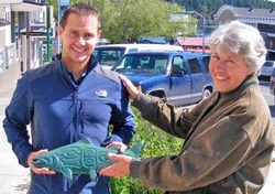2013 Island Steward Award winner Johannes Krieger receives the coveted “Finnie’ from the Stewardship Network’s Marta Branch.