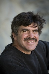 Dana Lyons visits the San Juan library to perform hit songs.