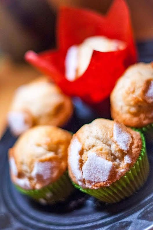 Fund young artists at the holiday market