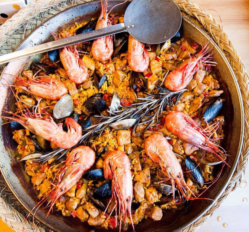 Fund young artists at the holiday market