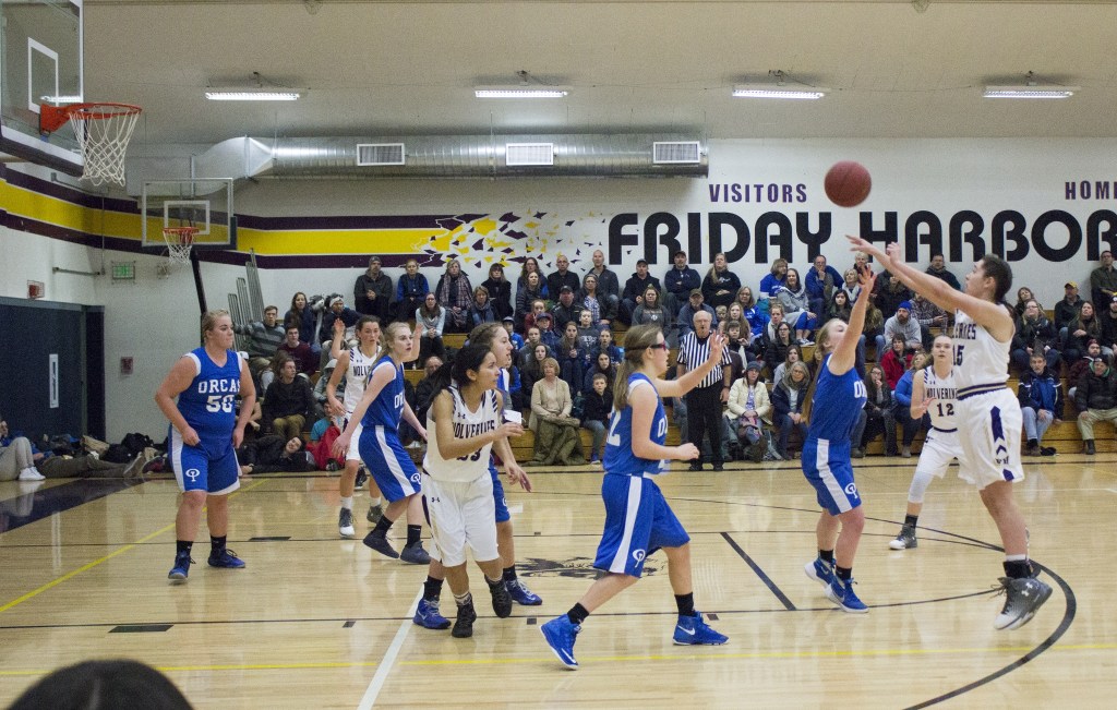 Staff photo/Greg Sellentin                                Kiana Woods shoots near the three-point line.