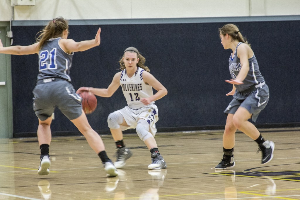 Staff photo/Greg Sellentin                                Junior Ciera Bailey avoids double team coverage.