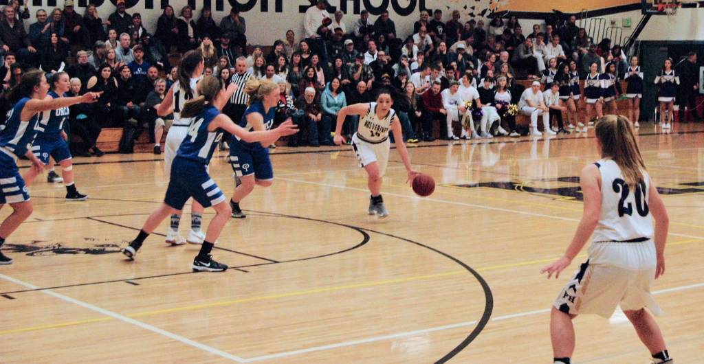 Contributed photo/John Stimpson                                Kiana Woods finds an opening to the basket.