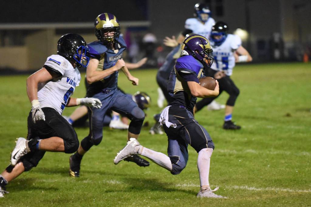 Contributed photo/John Stimpson                                No. 22, Kyson Jackson, takes off on a sweep for good yardage gain.