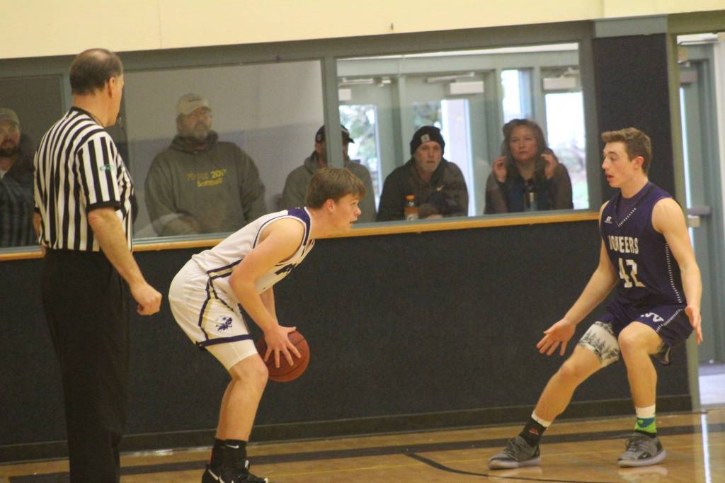 Wolverines basketball teams fall to the Pioneers