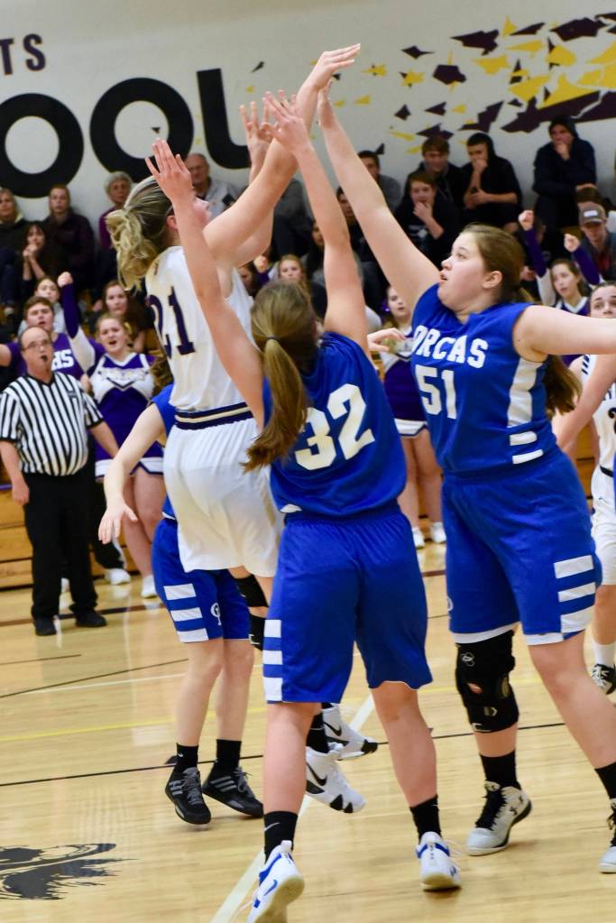 Contributed photo/John Stimpson                                Bailee Lambright brings in 2 points against Orcas defenders.
