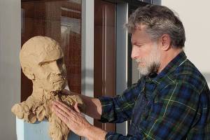 Art in motion | Friday Harbor statue is sculpted in front of museum onlookers