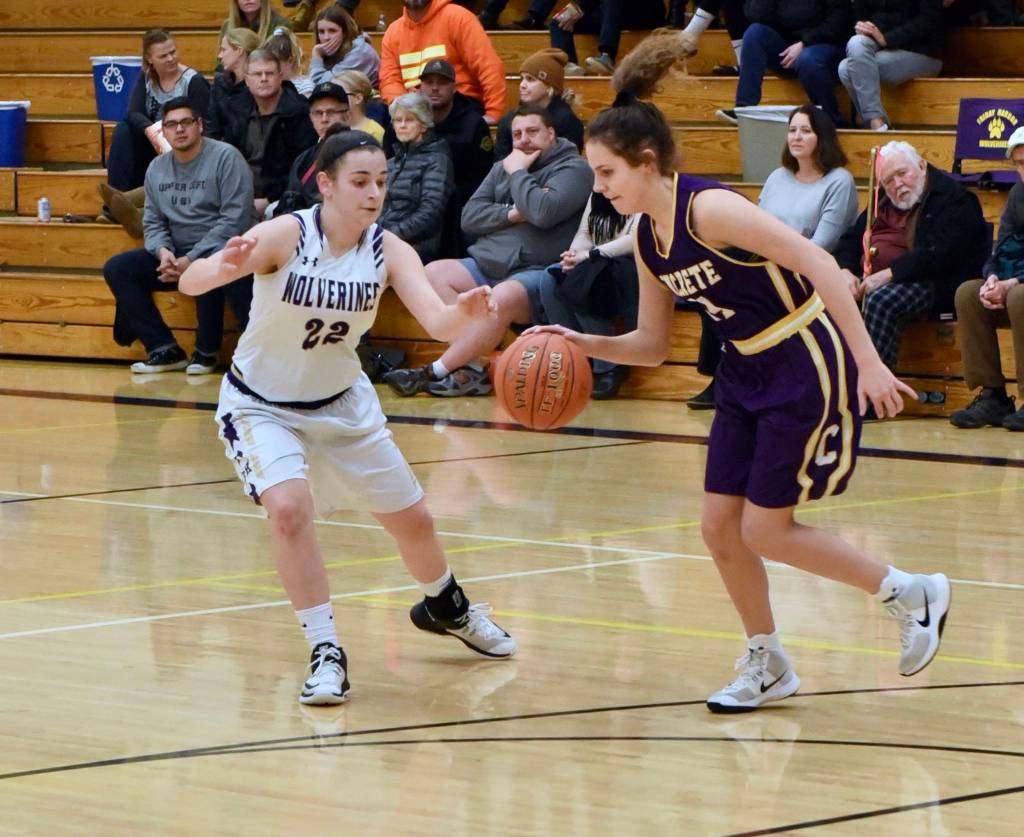 Liz Cruz applies defensive pressure.