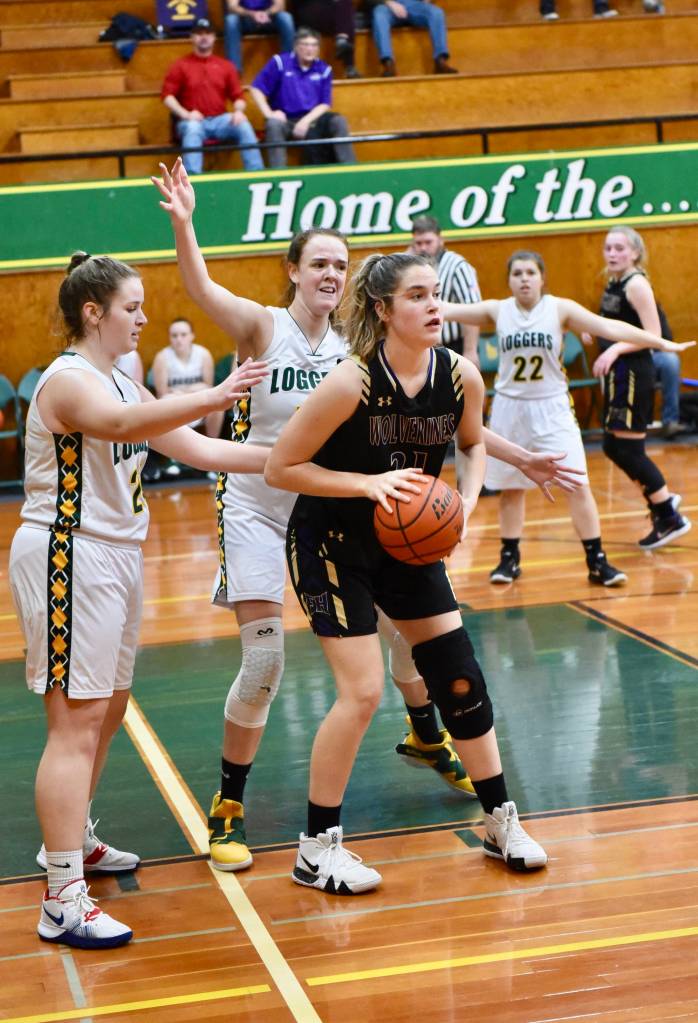 Bailee Lambright looks for an open player. / John Stimpson photo