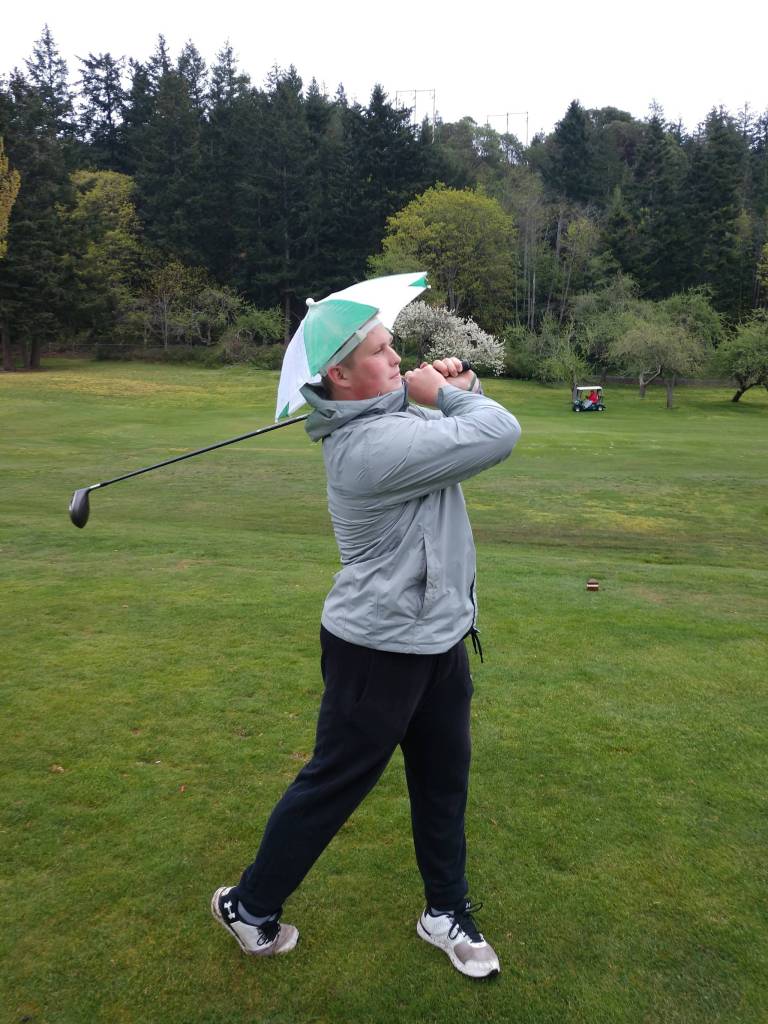 Golf team ties with Mount Vernon in mid-season home game