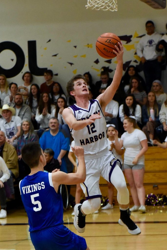 Ethan Germain flies up to secure a two-point lay in. (John Stimpson/contributed photo.)