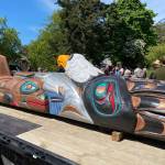 Edee Kulper photos
Top: Islanders gather too see the Lummi totem pole. Bottom: The totem at Madrona Point.