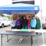 Sienna Boucher/staff photo
<em>Local Friday Harbor high schoolers volunteer their time on a Saturday handing out gift bags. </em>