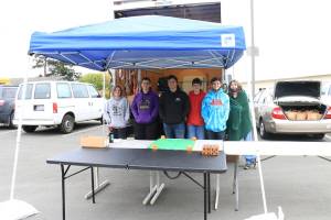 Sienna Boucher/staff photo
<em>Local Friday Harbor high schoolers volunteer their time on a Saturday handing out gift bags. </em>