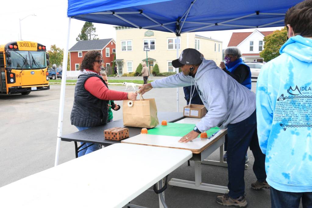 Sienna Boucher/staff photo
<em>Ray Jackson handing out a gift bag. </em>