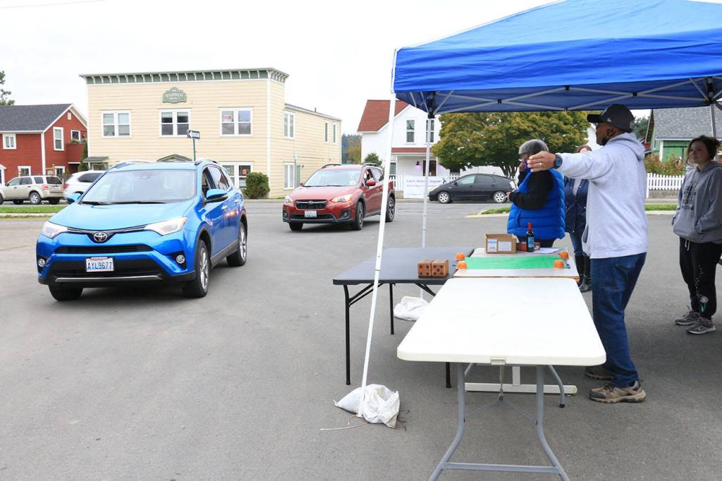 Sienna Boucher/staff photo
<em>Ray Jackson directing a car into the parking lot. </em>