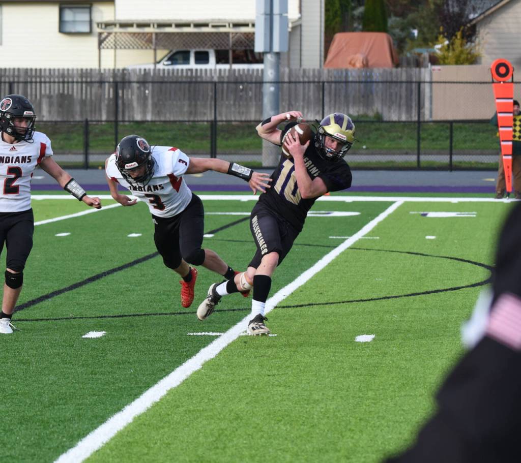Nathan Posenjak #10 pass reception and into the endzone