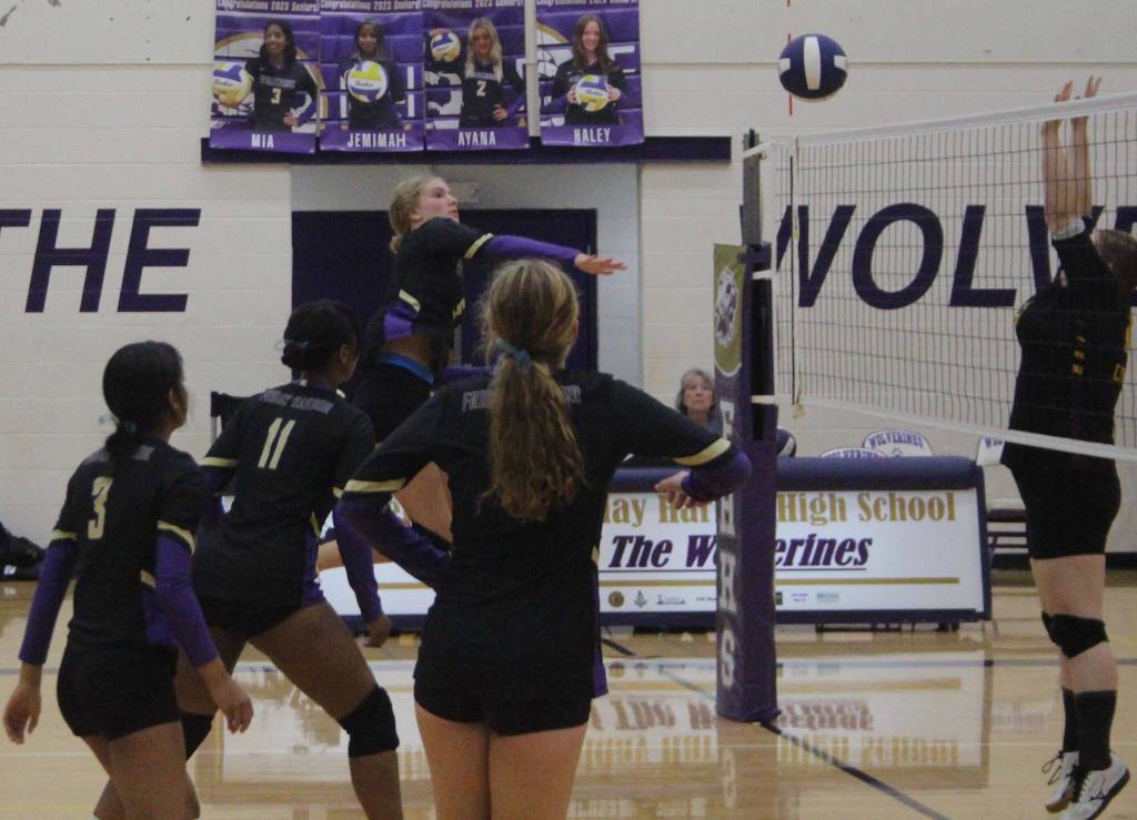 Heather Spaulding \ Staff photo
Esme Smith spikes the ball over the net.
