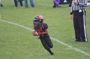 Heather Spaulding \ Staff photo
Pee Wees run to make a touchdown.
