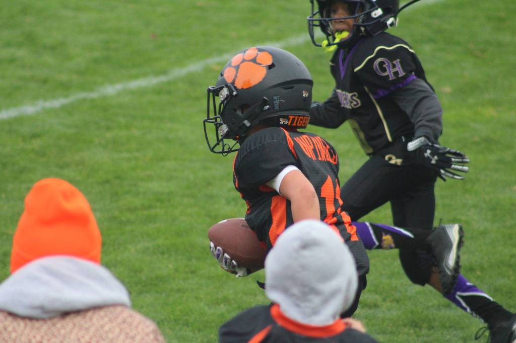Heather Spaulding \ Staff photo
Pee Wees run to make a touchdown.