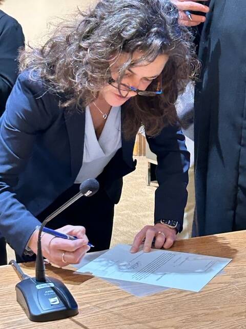 Heather Spaulding \ Staff photo
Council member Jane Fuller signs documents.