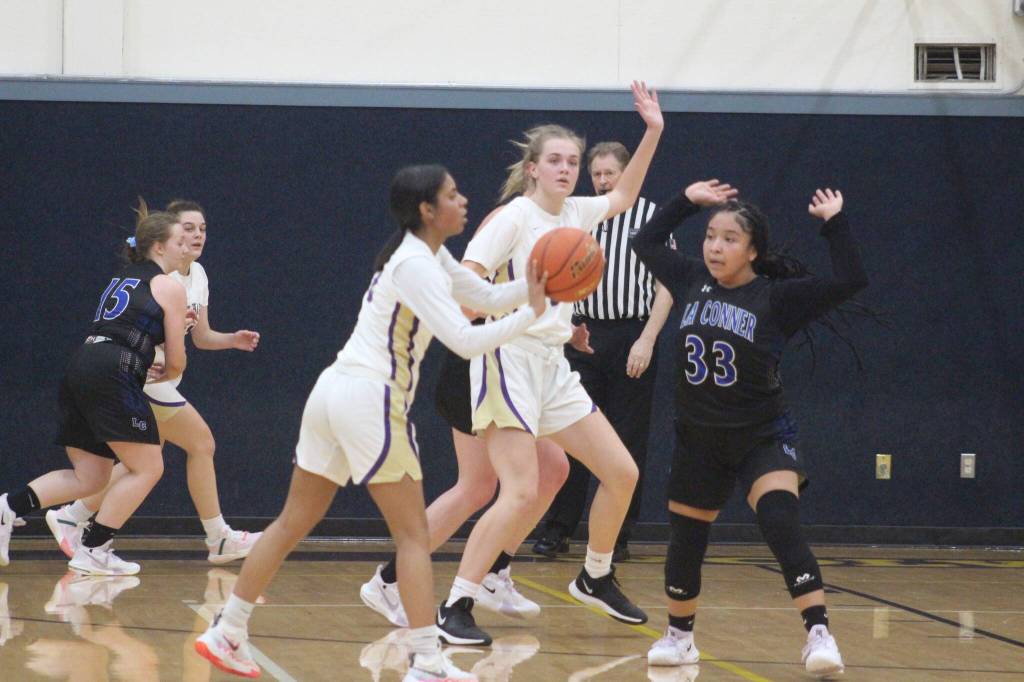 Heather Spaulding \ Staff photo
Mia Blackmon passes to her teammates.