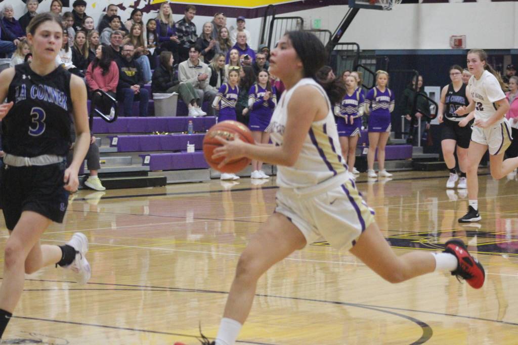 Heather Spaulding \ Staff photo
Perla Garcia-Sanabria taking the ball down the court.