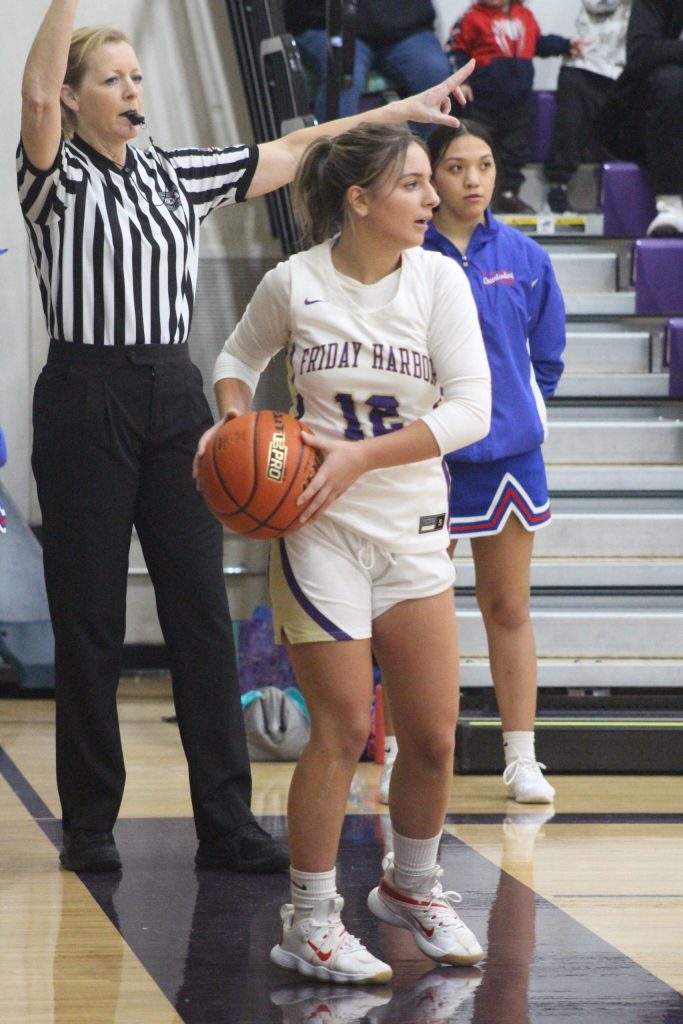 Heather Spaulding \ Staff photo
Sarah Cruz throws the ball back in play.