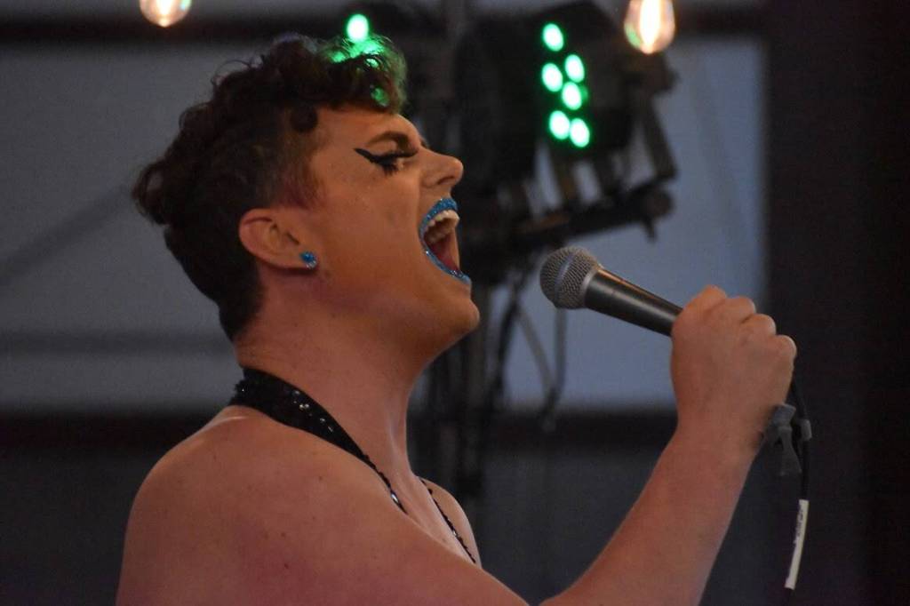 Kelley Balcomb-Bartok \ Staff photo
Johnny Nuriel sings to the crowd.