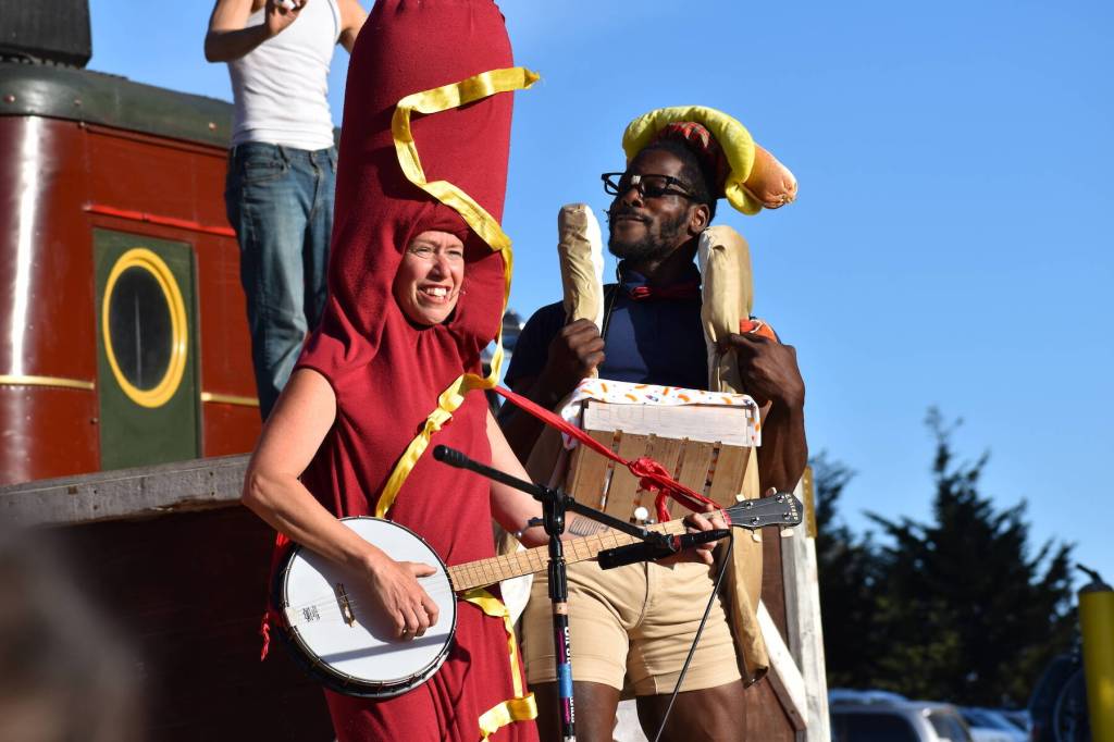 Staff photo \ Kelley Balcomb-Bartok
Singing hot dogs and hotdog buns.