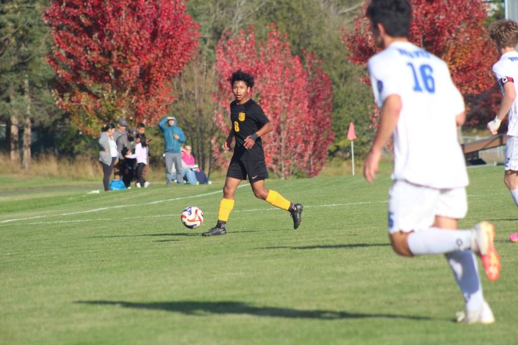 Heather Spaulding  Staff photo
Isidro Churape looks to pass to a teammate.