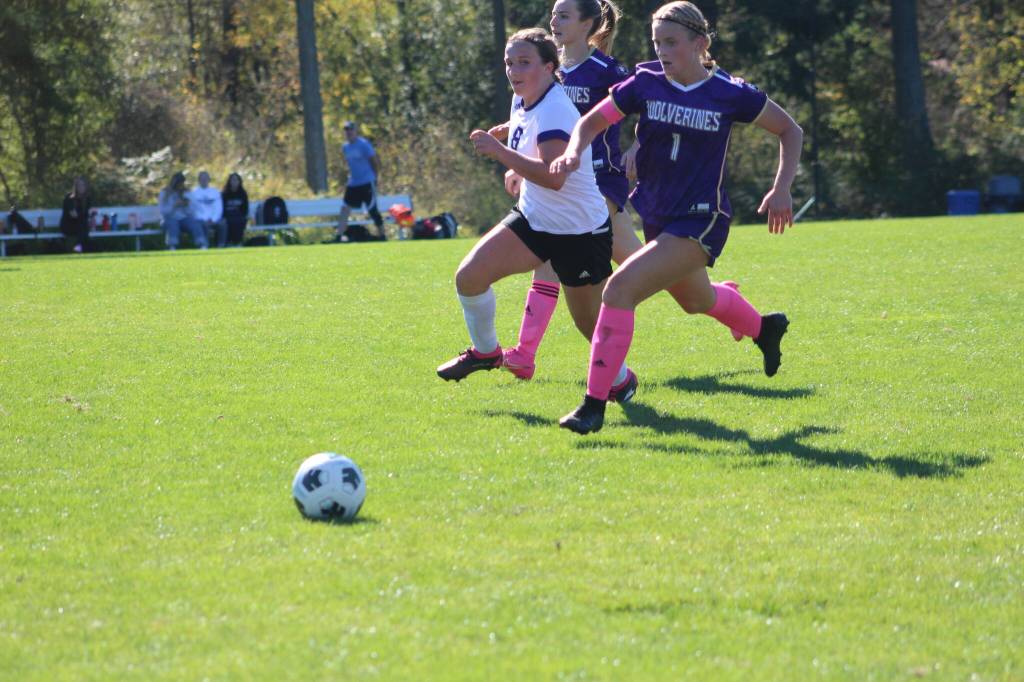 Heather Spaulding \ Staff photo
Ella Raichlan goes after the ball.