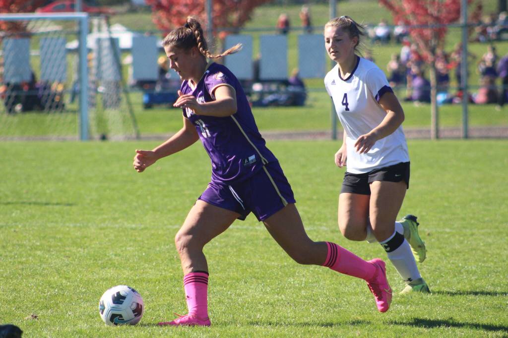 Heather Spaulding \ Staff photo
Sheya Welty takes the ball down the field.