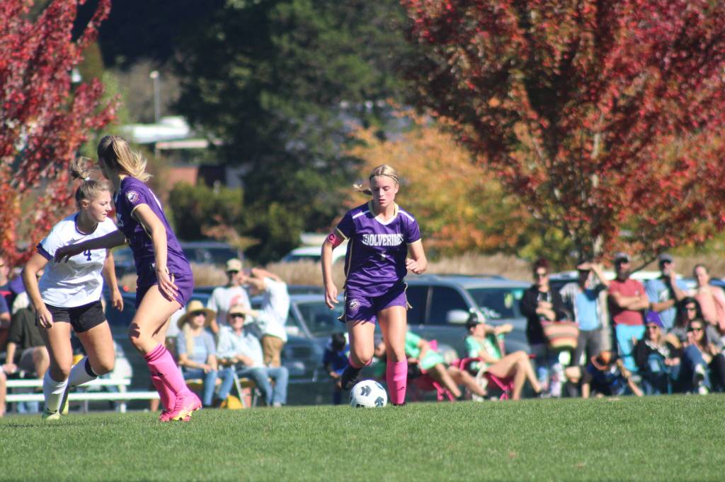 Heather Spaulding \ Staff photo
Ella Raichlan takes the ball down the field.