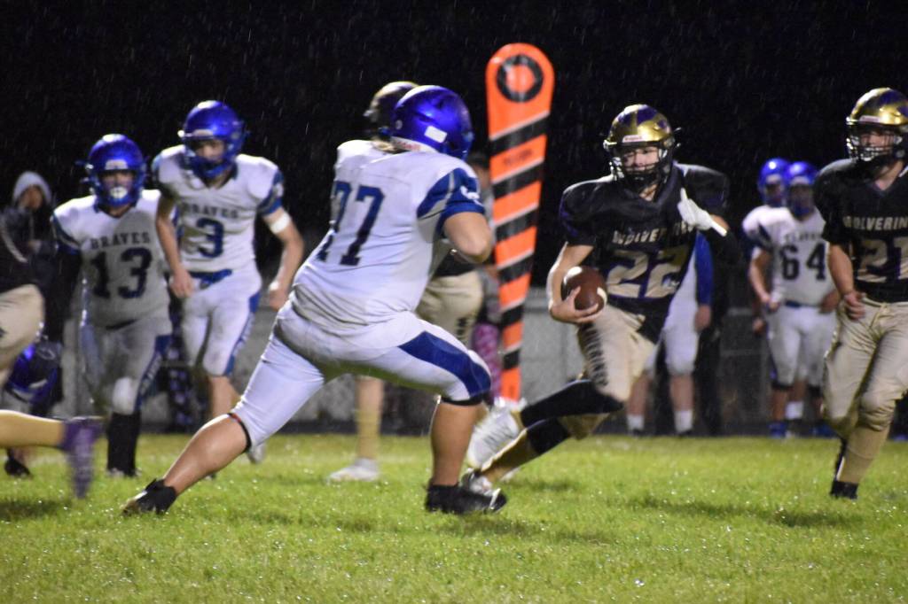 Kelley Balcomb-Bartok \ Staff photo
Quarterback runs it in.
