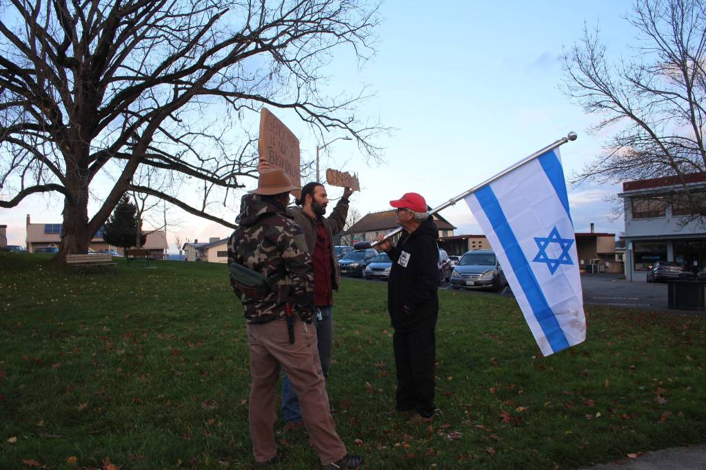 Heather Spaulding \ Staff photo
Noris Palmer holds an Israeli flag