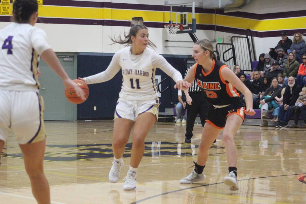 Isabel Ashley/Staff photo
Sheya Welty, Senior, makes her way down the court.