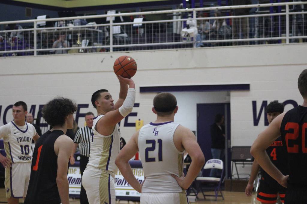 Isabel Ashley/Staff photo
Chris Gustufson, Senior, makes a free throw.