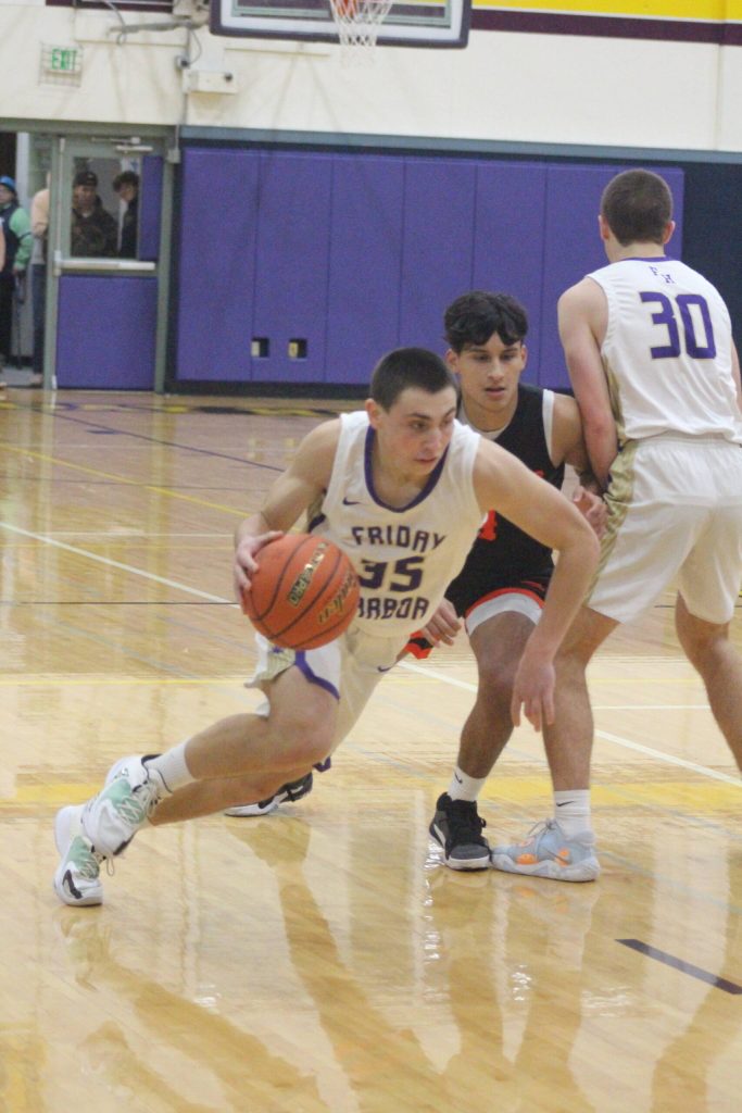 Isabel Ashley/Staff photo
Mateo Zapelli, Senior, charges down the court.