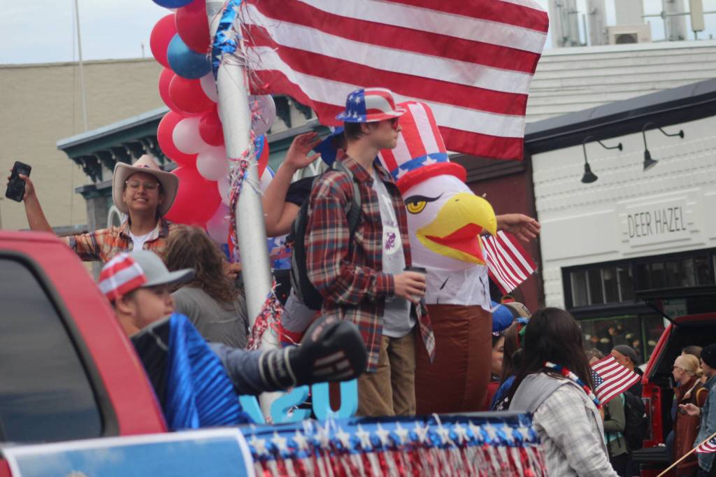 Heather Spaulding \ Staff photo
Juniors wave a U.S. flag.