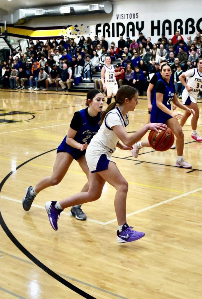 John Stimpson photo.
Lyla Ovenell drives toward the basket.