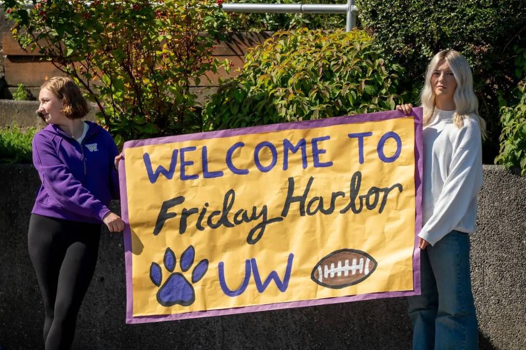 Sonora Tate photo
The town welcomes the UW Husky football team.